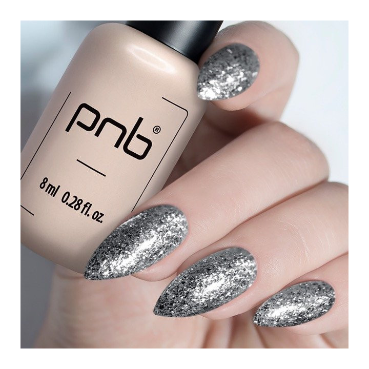 Brilla con el esmalte de uñas semipermanente PNB Silver